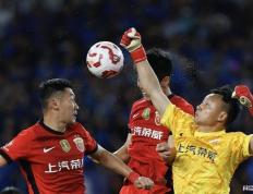  本泽马手上为啥缠绷带 